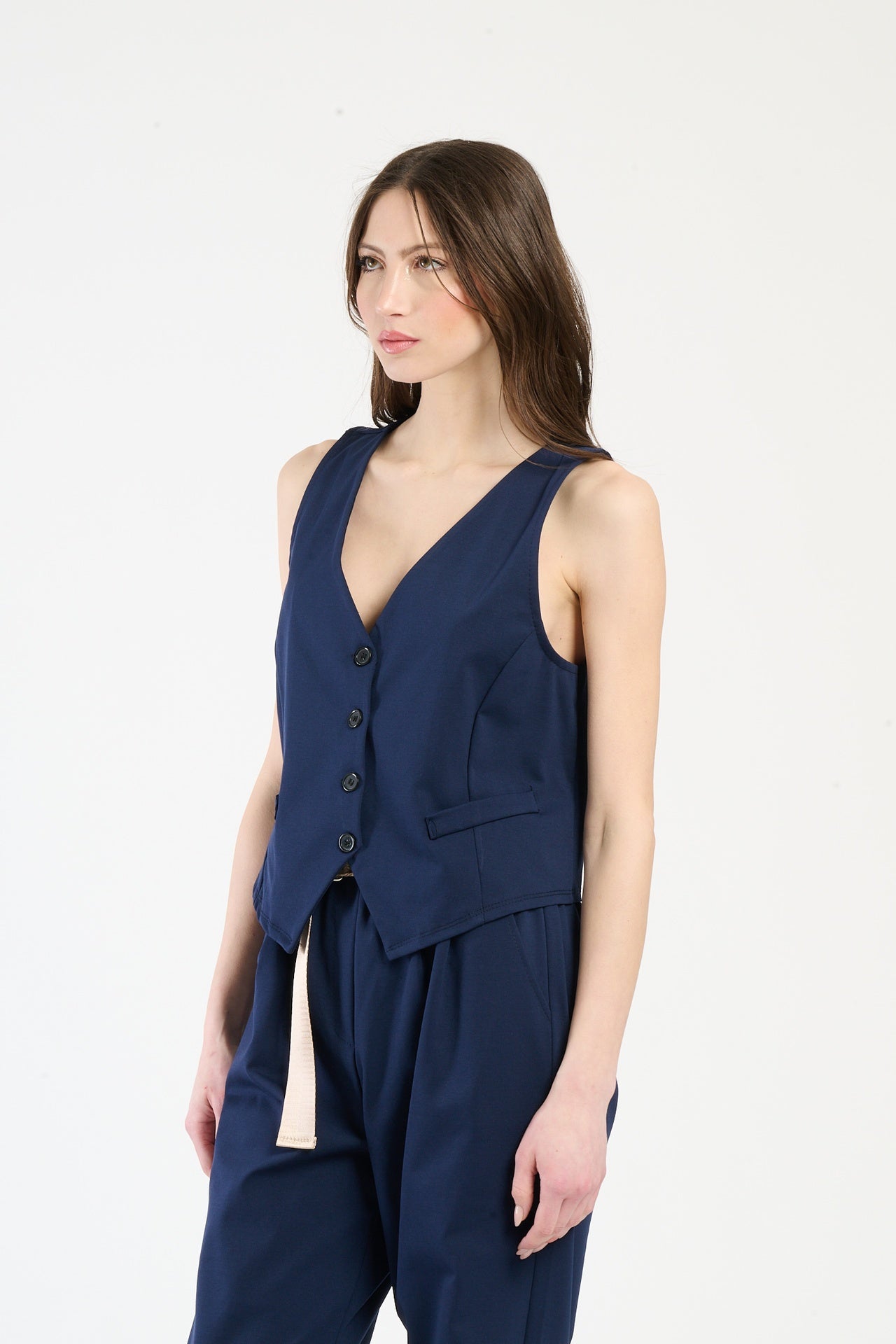 Outfit navy: gilet corto e pantaloni ampi, perfetto per