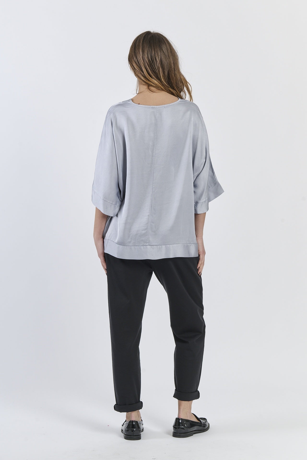 Tunica grigio chiaro dalcollo avvolgente delicato