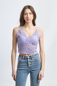 Canotta lilla in tessuto uncinetto, taglio corto con scollatura a V, perfetta per serate romantiche.