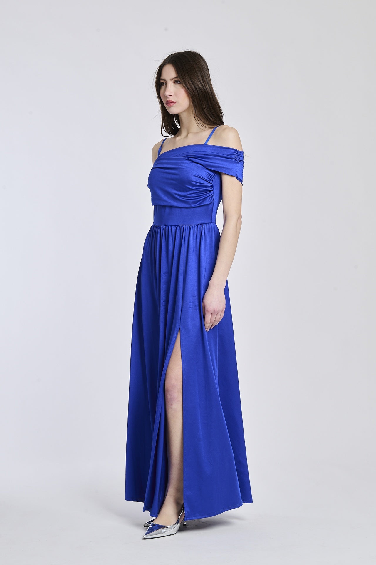 Abito bluette lungo, design a spalline scollate, fascia in vita e apertura laterale, perfetto per un brunch elegante.