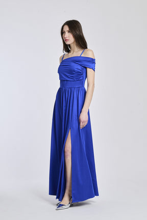 Abito bluette lungo, design a spalline scollate, fascia in vita e apertura laterale, perfetto per un brunch elegante.