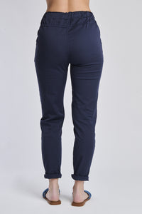 Donna con pantaloni navy a vita elastica, gamba dritta, perfetti per il tempo libero