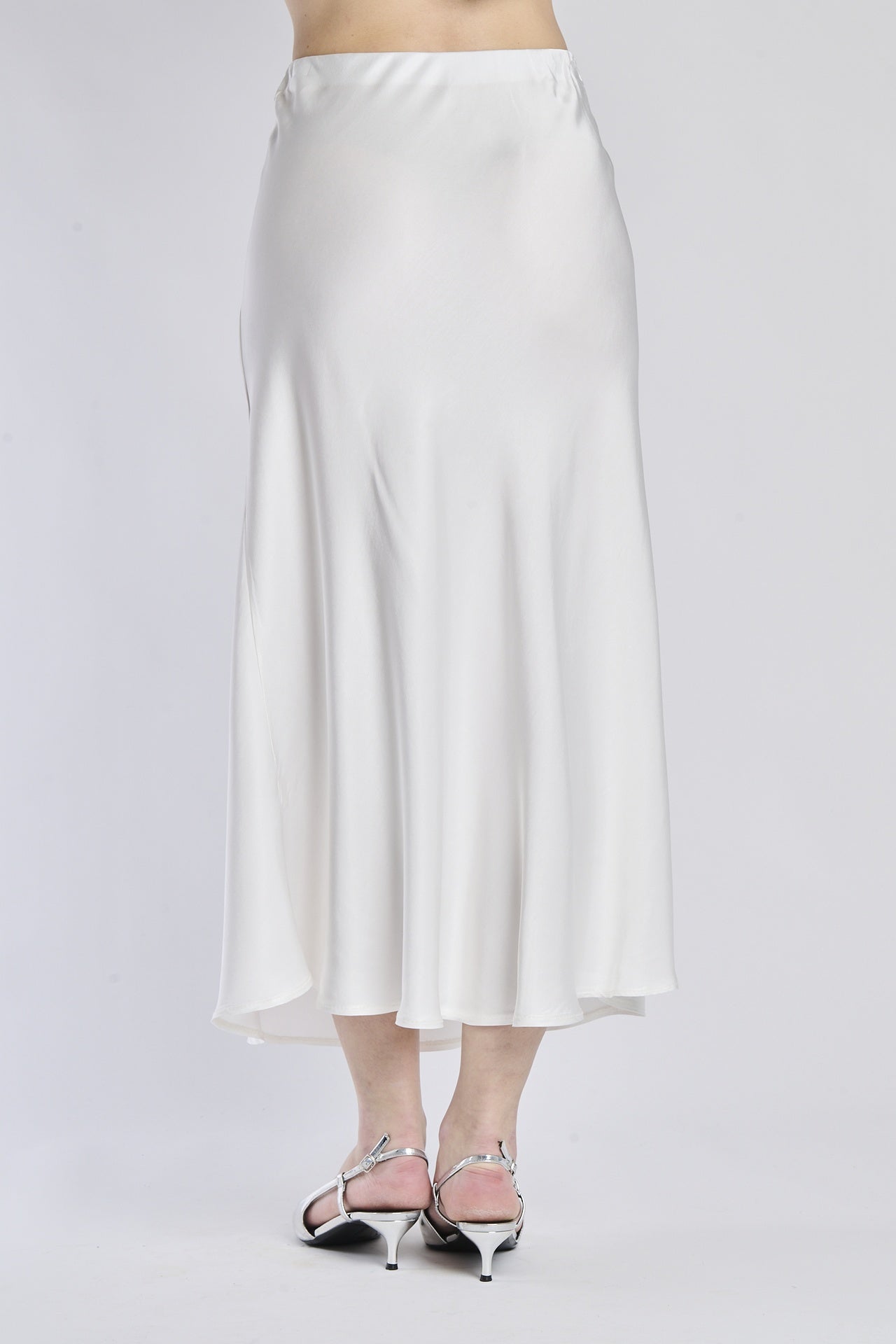 Gonna bianca fluida di raso, modello dritto e luminoso