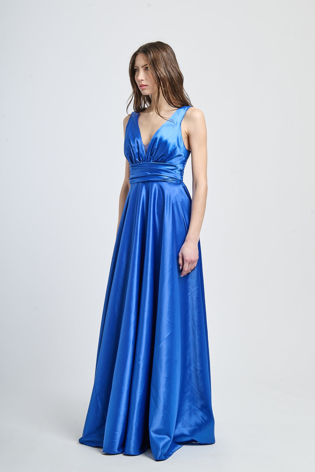 Abito da cerimonia bluette in raso, design classico con scollo a V e vita stretta