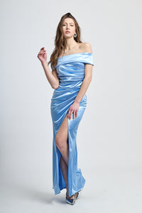 Abito lungo azzurro in raso lucido, scollo a spalline nude e gonna con slittino, design elegante