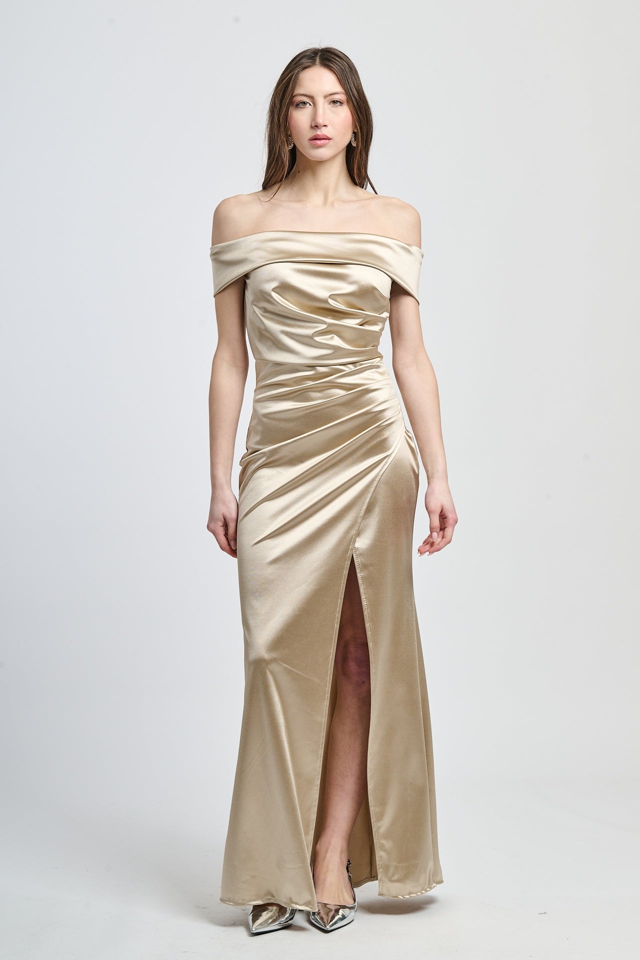 Abito lungo beige in raso classico, scollo a spalline nude e gonna con slittino, design raffinato