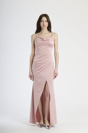 Moda femminile: abito rosa antico in tessuto delicato, design con spalline sottili e colletto avvolgente.