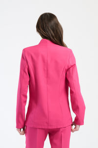 Donna in camicia fuxia aderente con dettagli di cucitura.