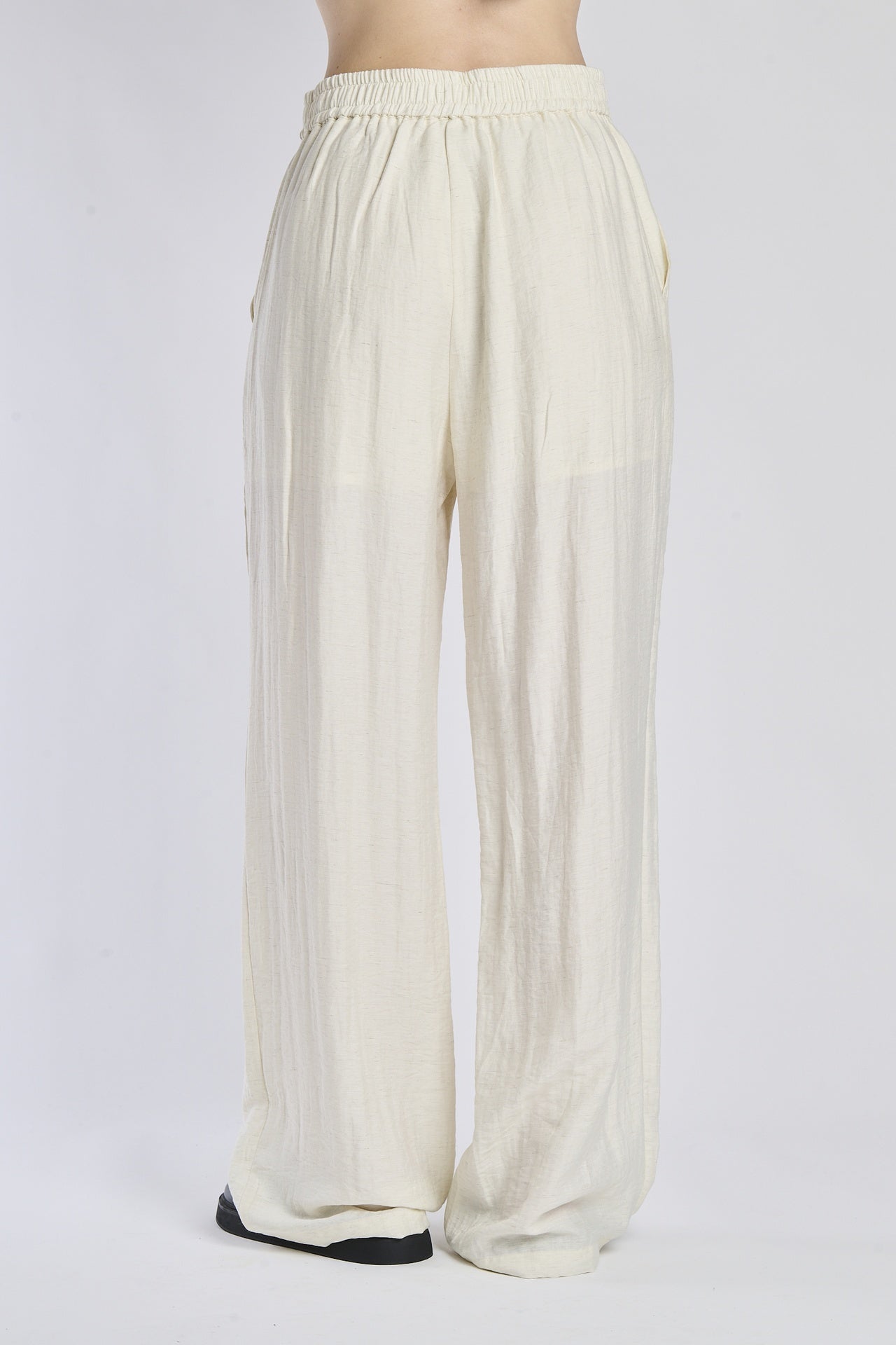 Pantaloni palazzo bianchi, stile comodo e elegante, taglio a gamba ampia, perfetti per un look casual.