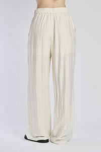 Pantaloni palazzo bianchi, stile comodo e elegante, taglio a gamba ampia, perfetti per un look casual.