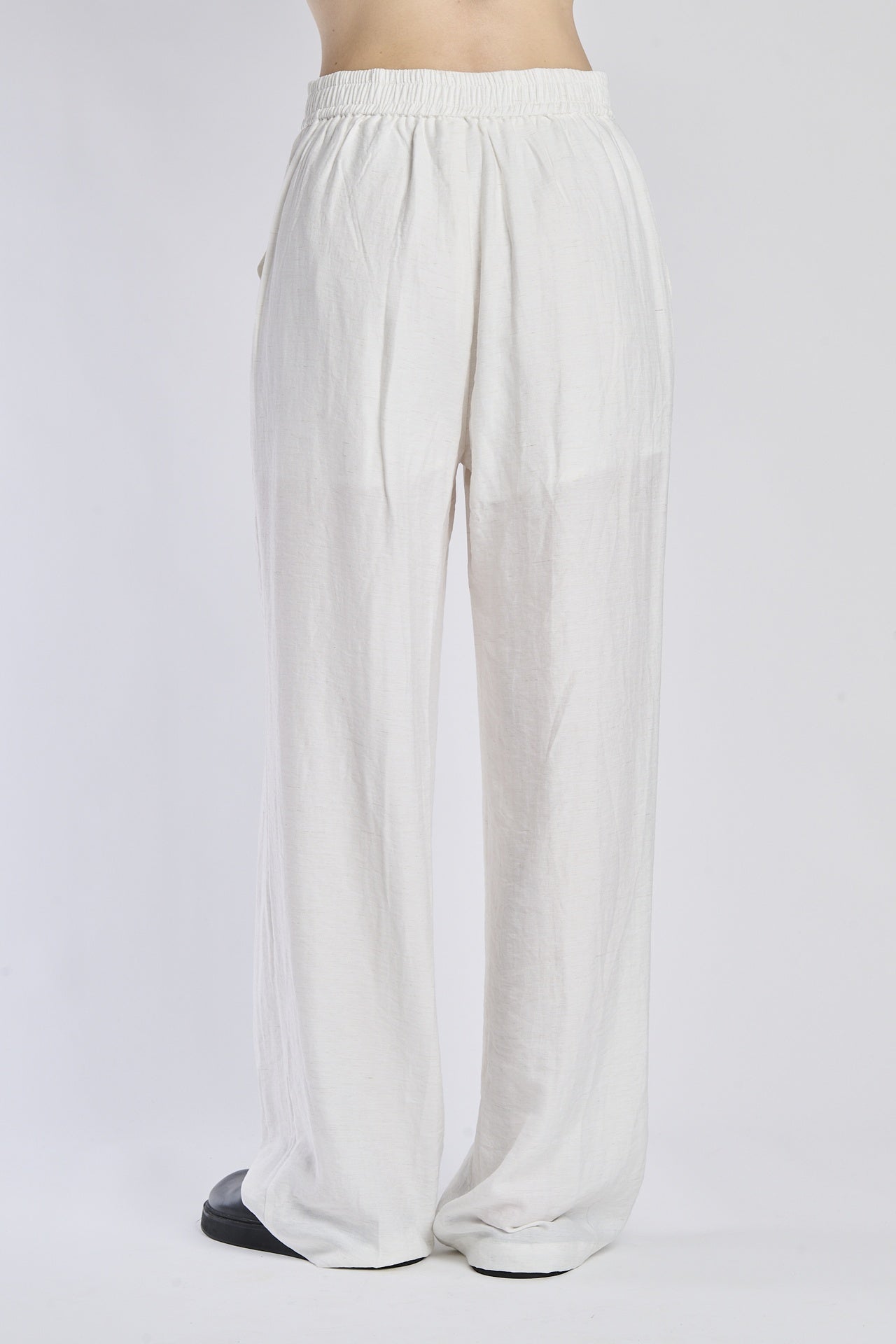 Pantaloni palazzo bianchi, stile comodo e elegante, taglio a gamba ampia