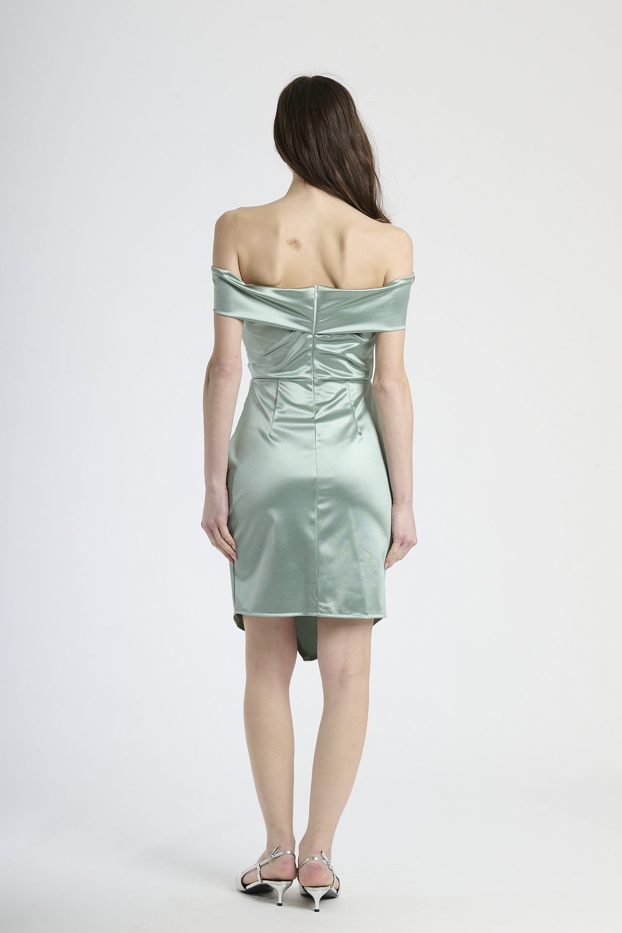 Modella indossa abito salvia con plissé, stile delicato e rinfrescante per occasioni estive.