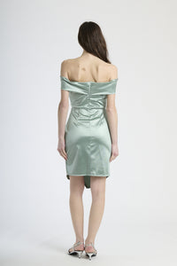 Modella indossa abito salvia con plissé, stile delicato e rinfrescante per occasioni estive.