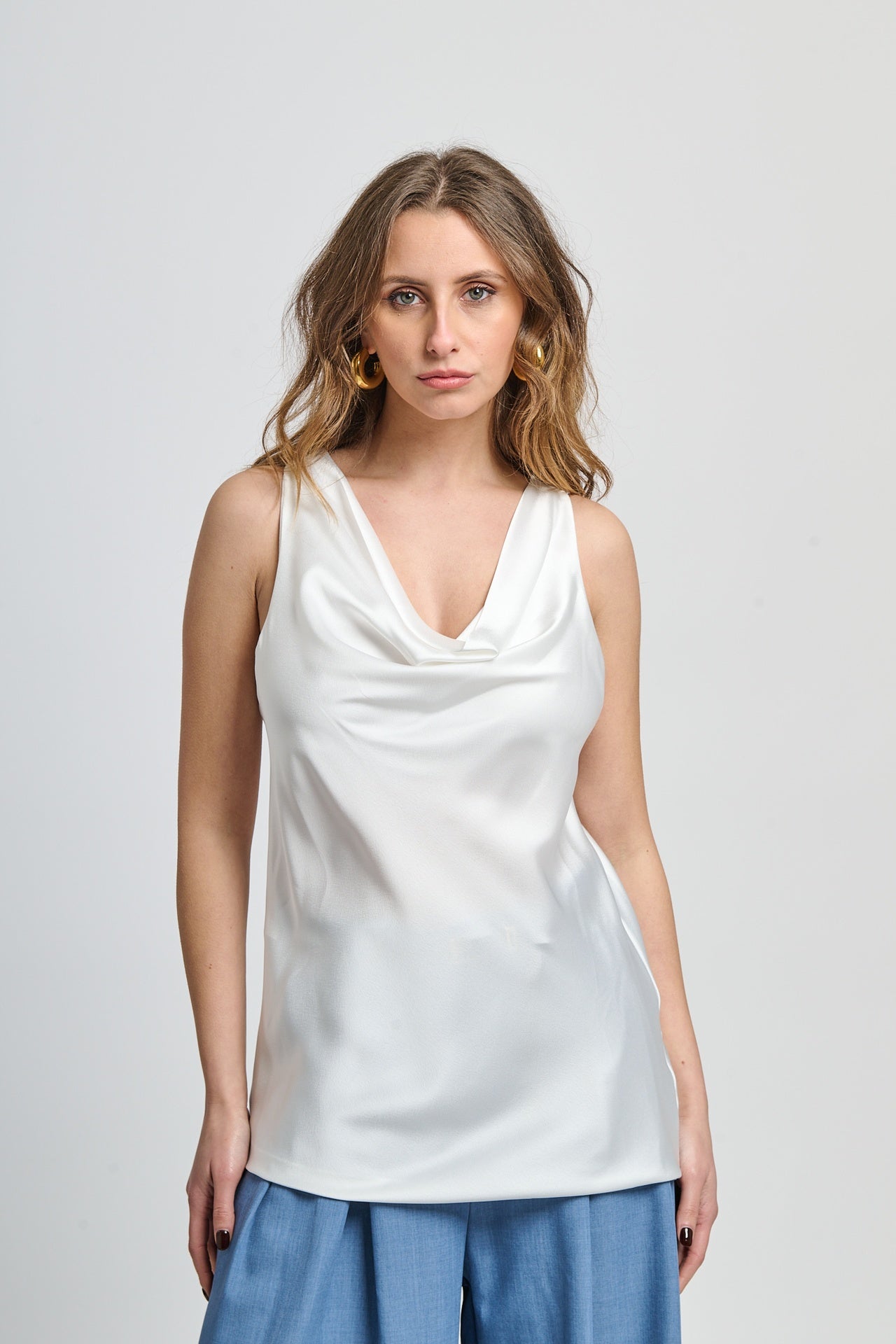 Canotta bianca minimalista in tessuto liscio