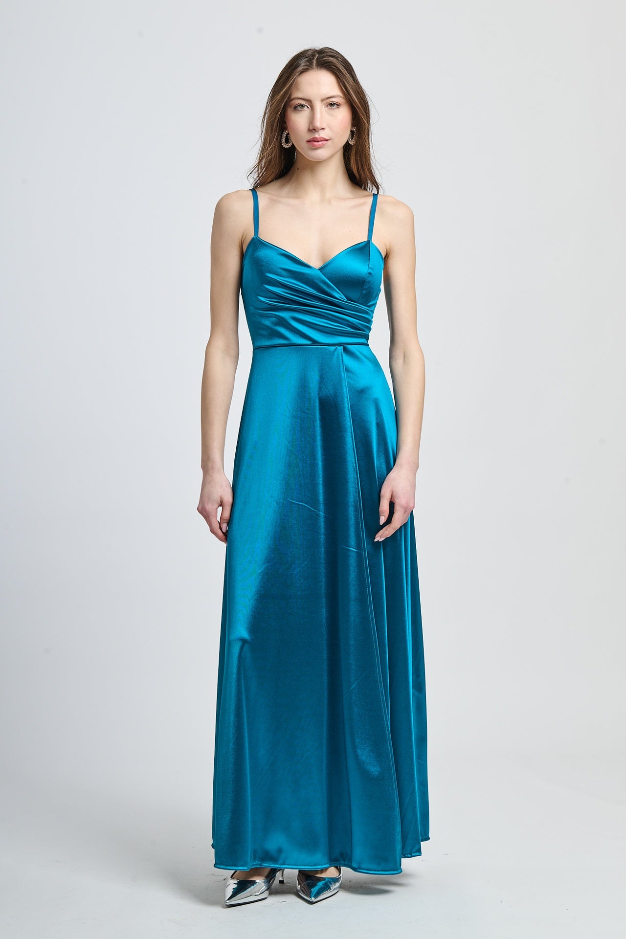 Abito da sera ottanio, tessuto lustrato con dettagli plissé e silhouette slim