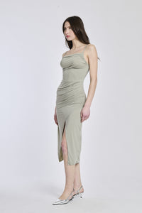 Abito salvia aderente, spalline sottili e apertura laterale, ideale per un look chic e contemporaneo.