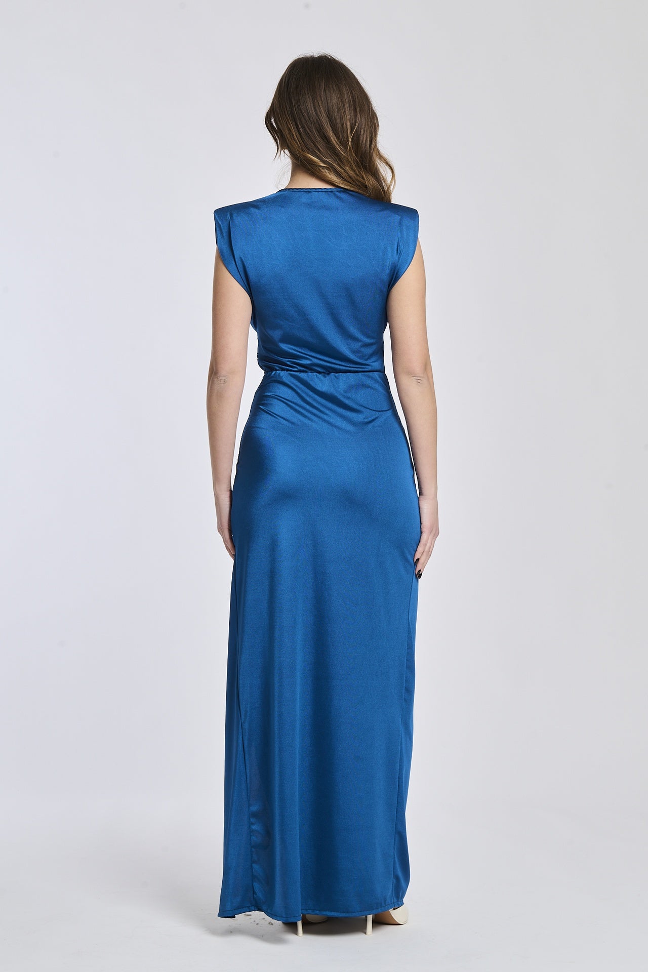 Abito Ottanio a scollatura V, senza maniche, con fascia in vita e apertura laterale stilosa.