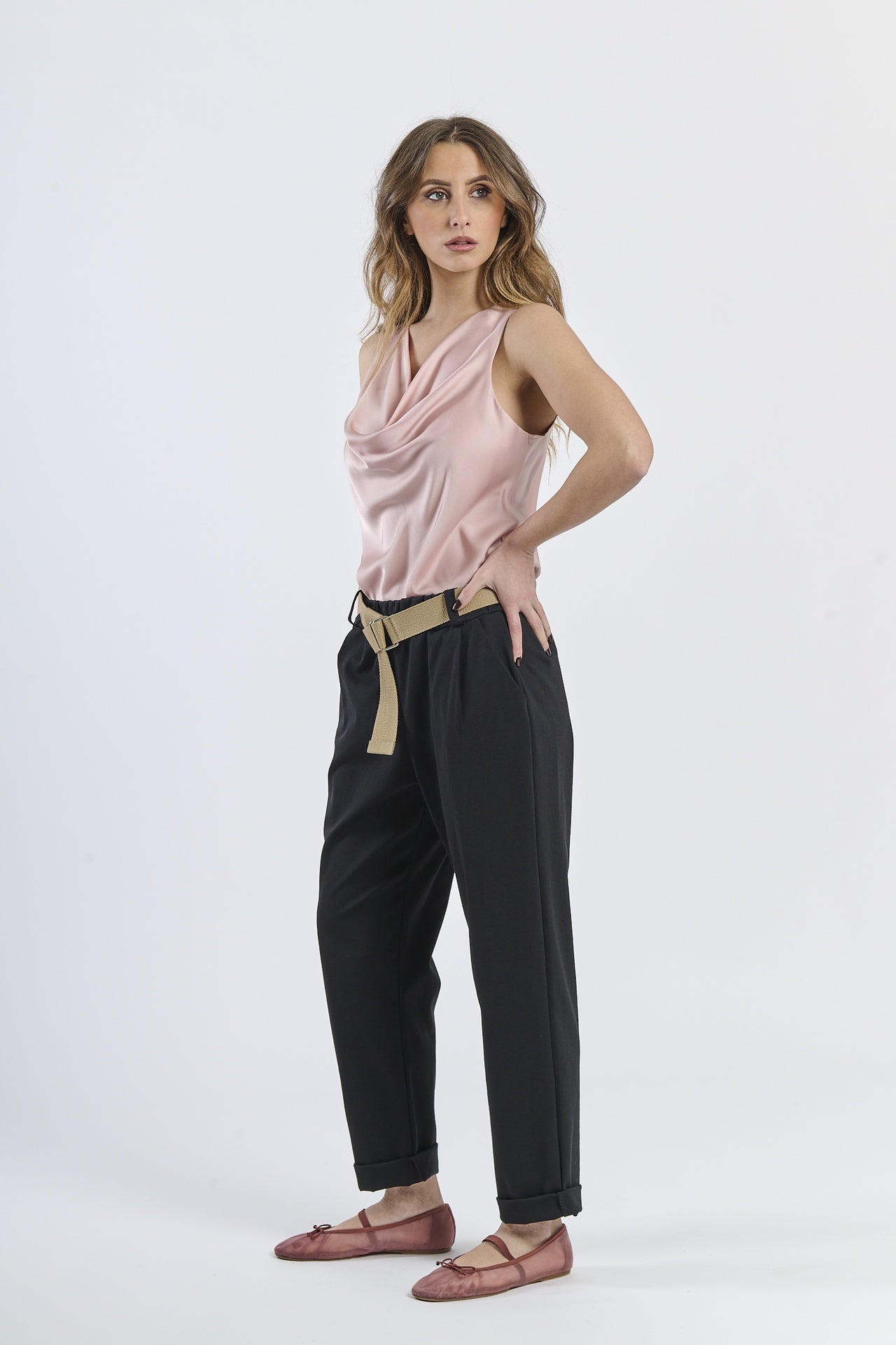 Ensemble: top a colletto drappato e pantaloni neri, eleganza classica