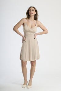 Moda donna: abito beige corto, design con bretelle sottili e colletto avvolgente, perfetto per un look casual - elegante.