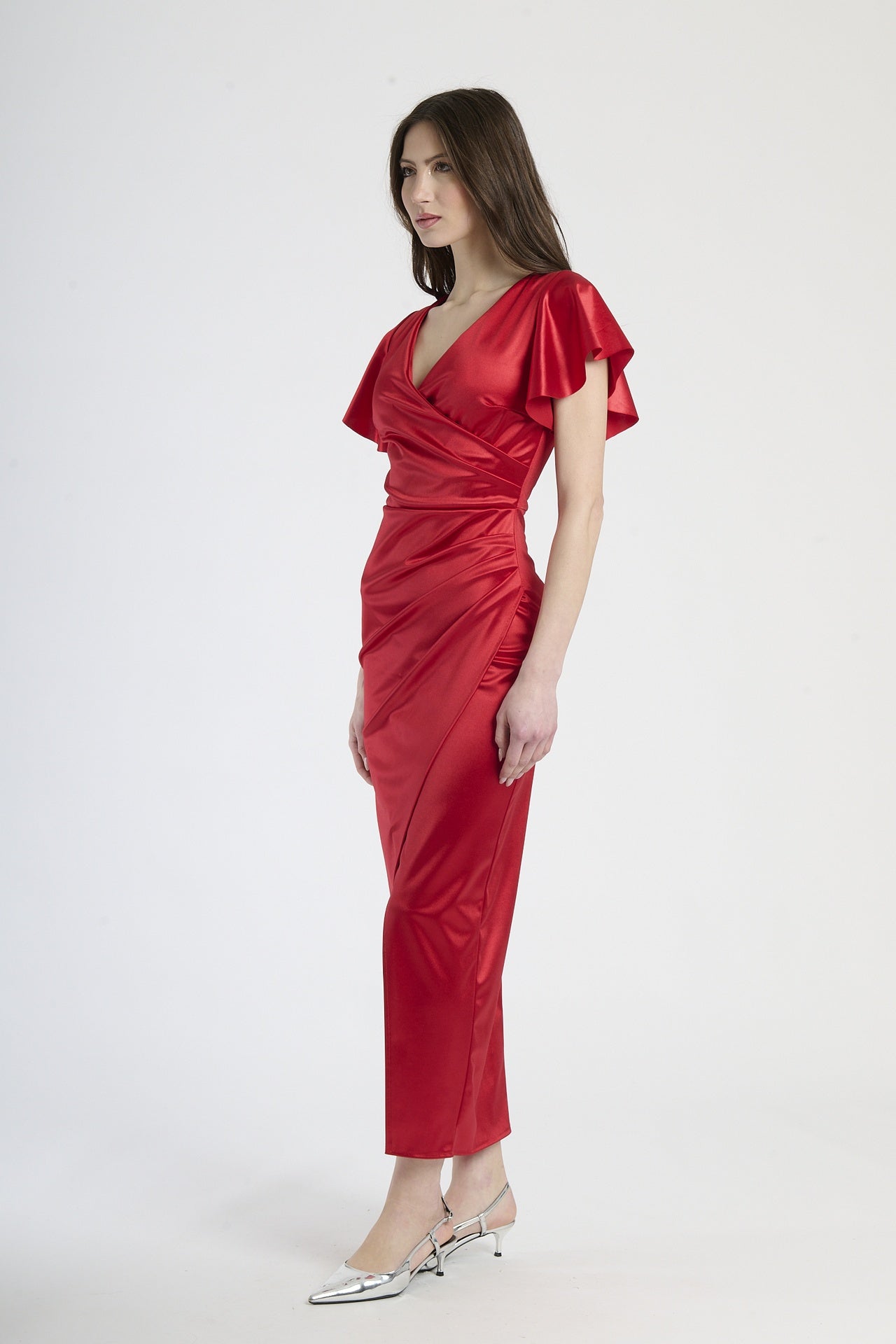 Abito rosso in raso con falda sfilata, abbigliamento dal tocco lussuoso e seducente.