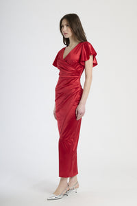 Abito rosso in raso con falda sfilata, abbigliamento dal tocco lussuoso e seducente.