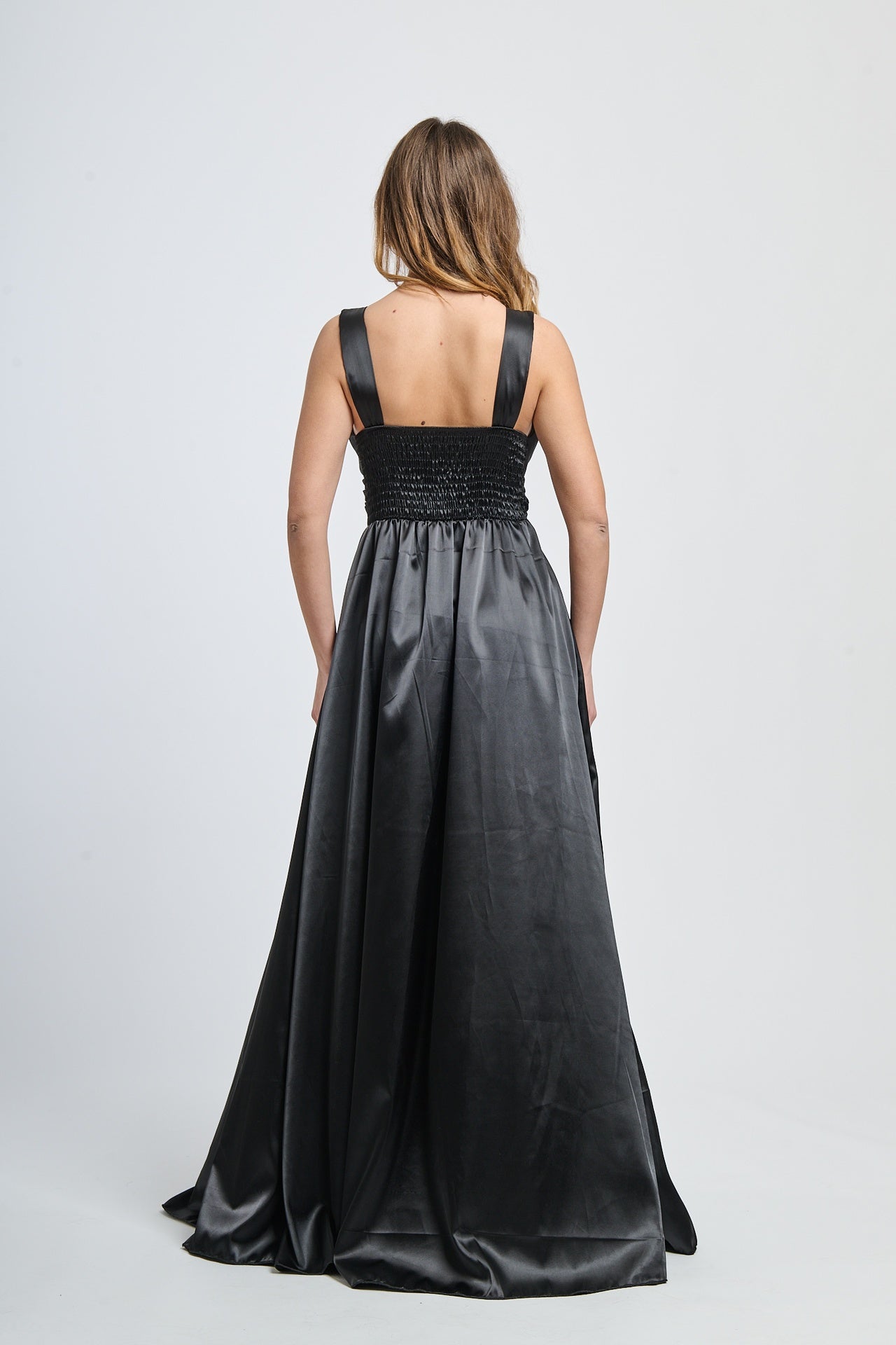 Abito elegante nero con raso satinato, scollo a V e falda fluida, perfetto per serate notturne