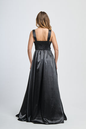 Abito elegante nero con raso satinato, scollo a V e falda fluida, perfetto per serate notturne