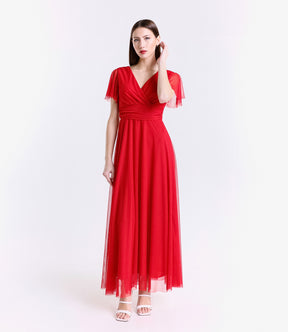 Lungo vestito rosso in tulle, design a V audace