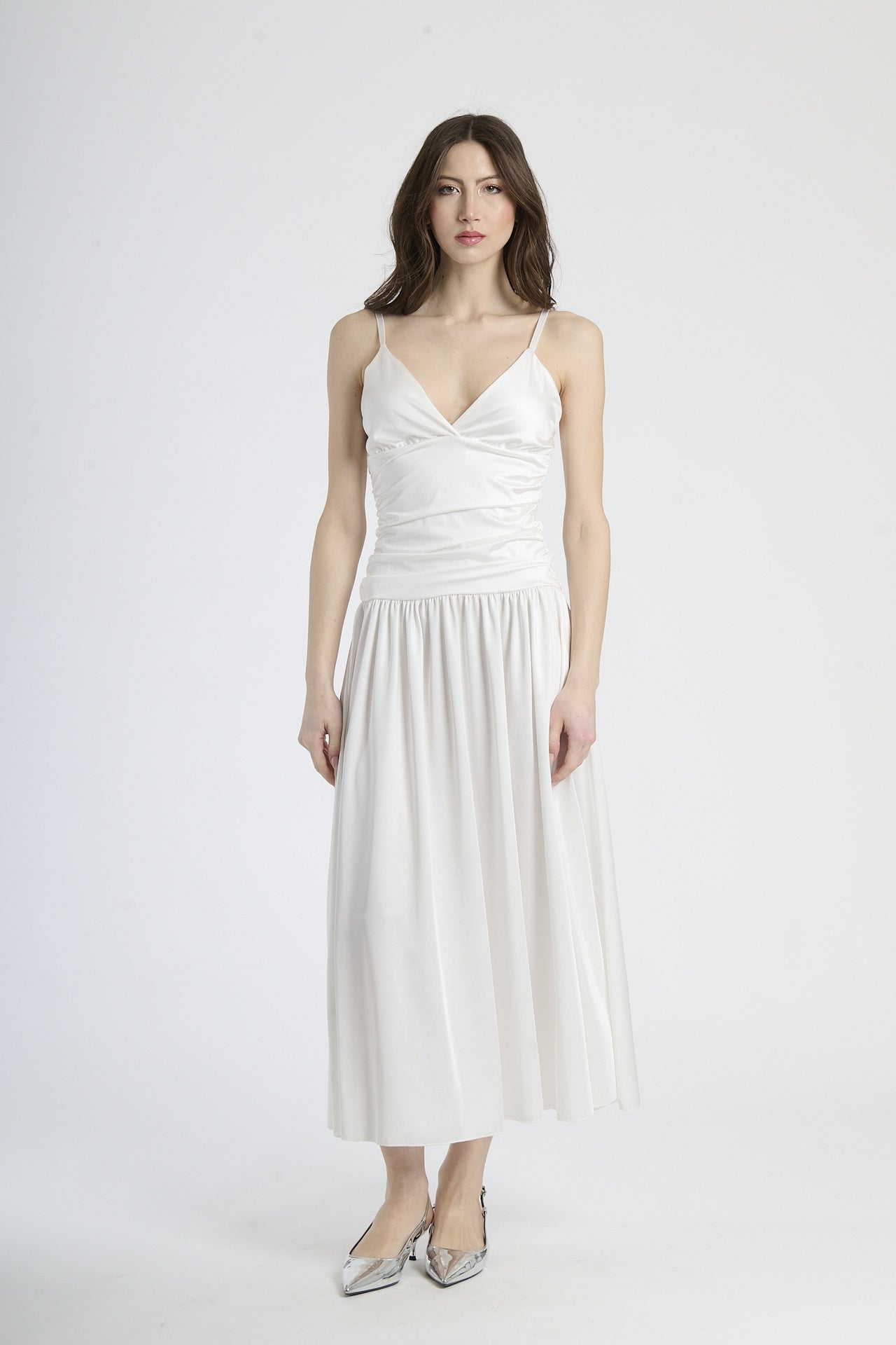 Moda femminile: abito bianco da sposa alternativo, design con scollatura a V e gonna ampia.