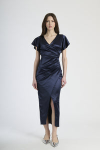 Outfit con abito navy lungo, ideale per un look dal sapore marino glamour.