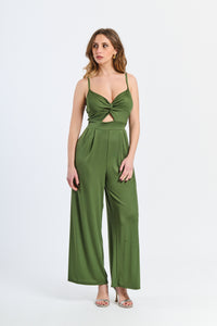 Tuta elegante color militare con nodo decorativo e carattere forte