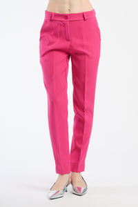 Pantaloni fuxia slim fit, perfetti per aggiungere un tocco di colore.