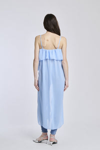 Un abito in azuro con dettagli sottili, che crea un look sofisticato e accattivante.