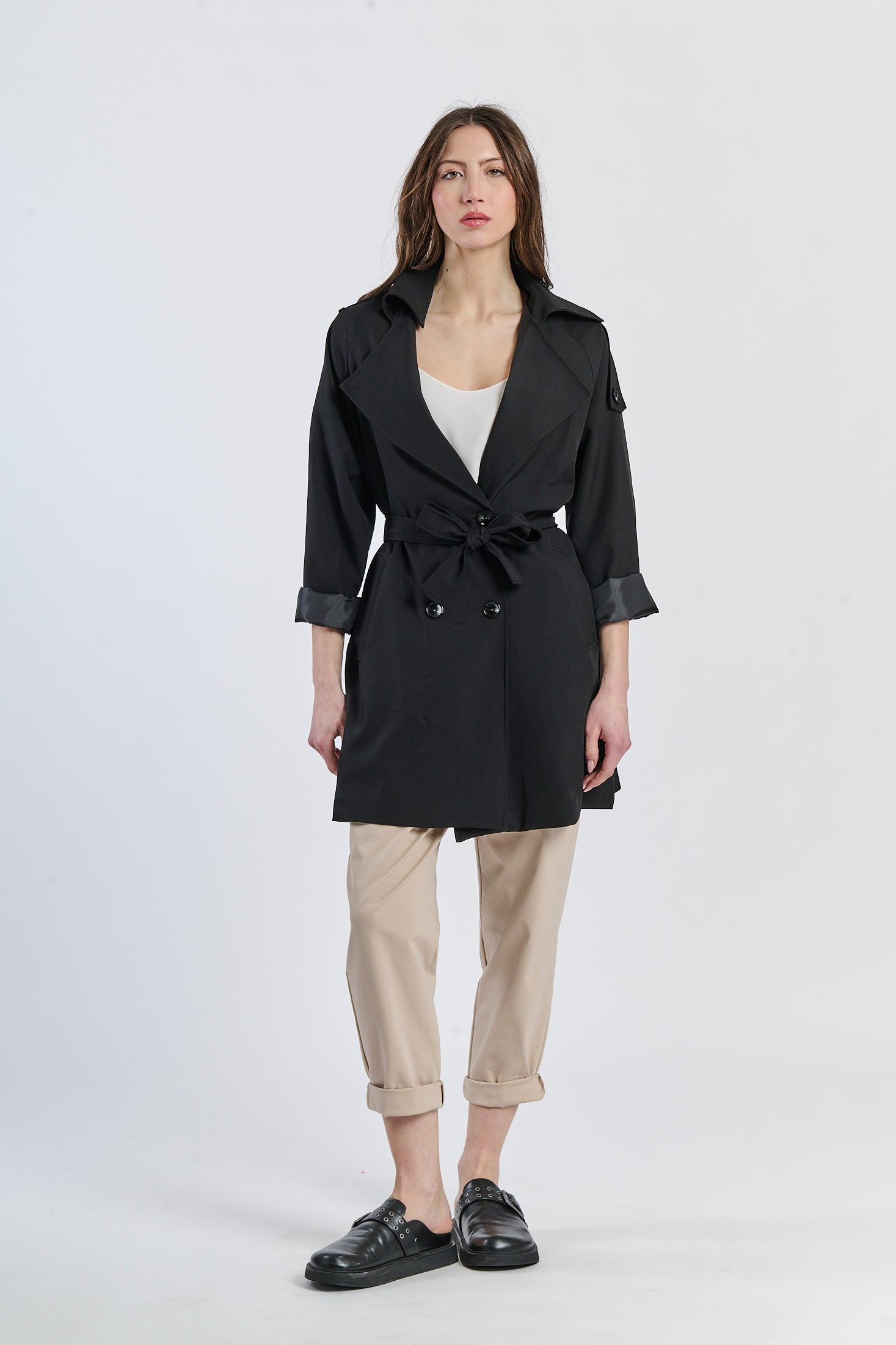 Trench nero con dettagli argento, contrasto elegante per eventi formali.