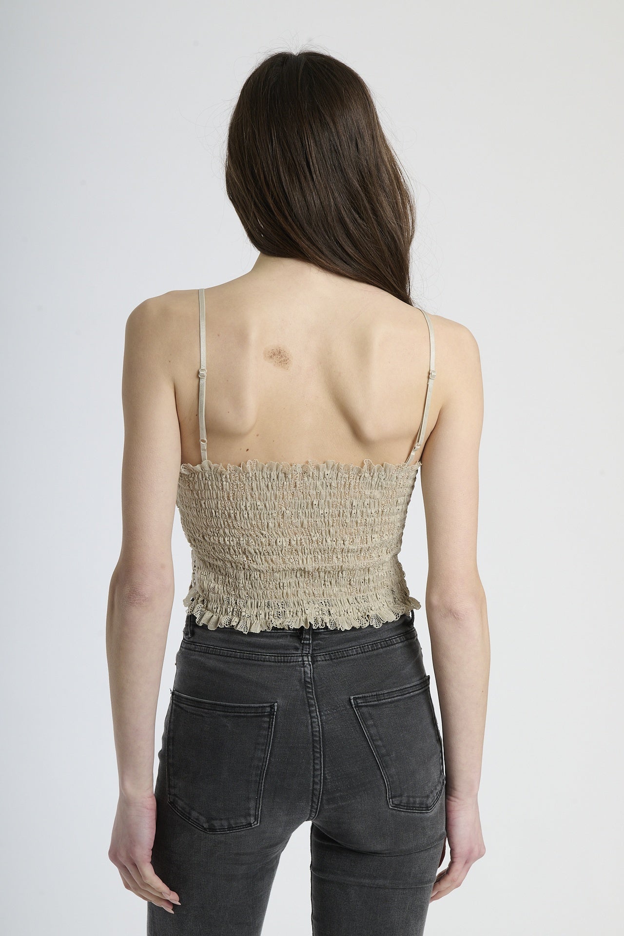 Canotta beige in tessuto uncinetto, taglio corto con scollatura a V, ideale per look estivi.