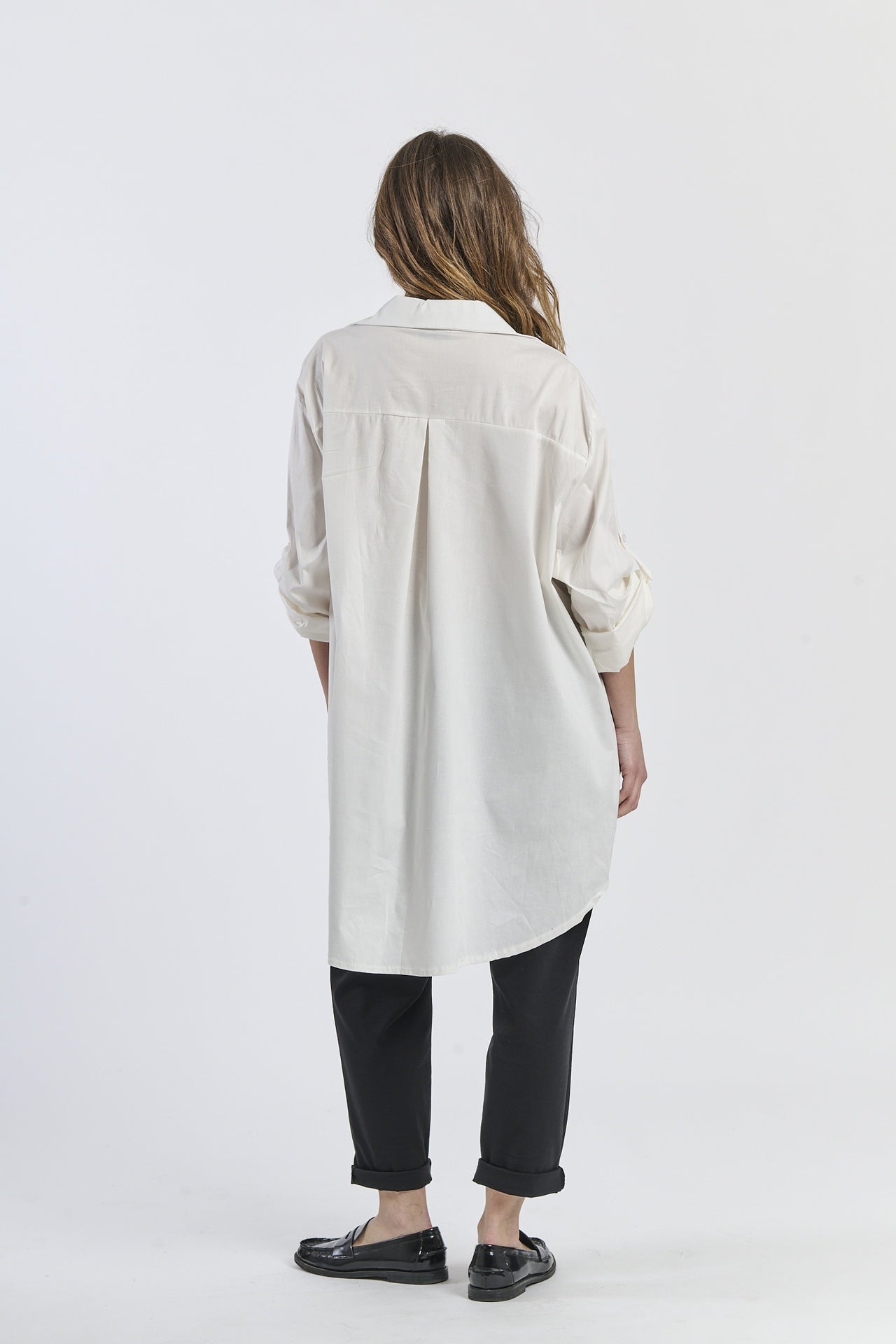 Camicia bianca a maniche arrotolate, stile elegante e semplice