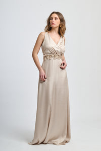 Abito formale beige in raso, design sobrio con spalline sottili