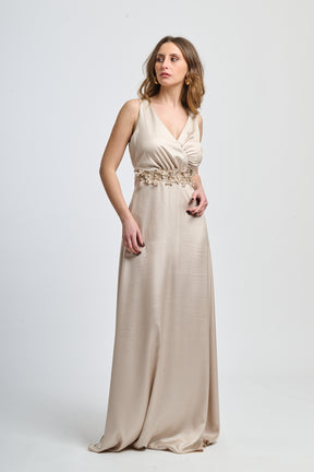 Abito formale beige in raso, design sobrio con spalline sottili