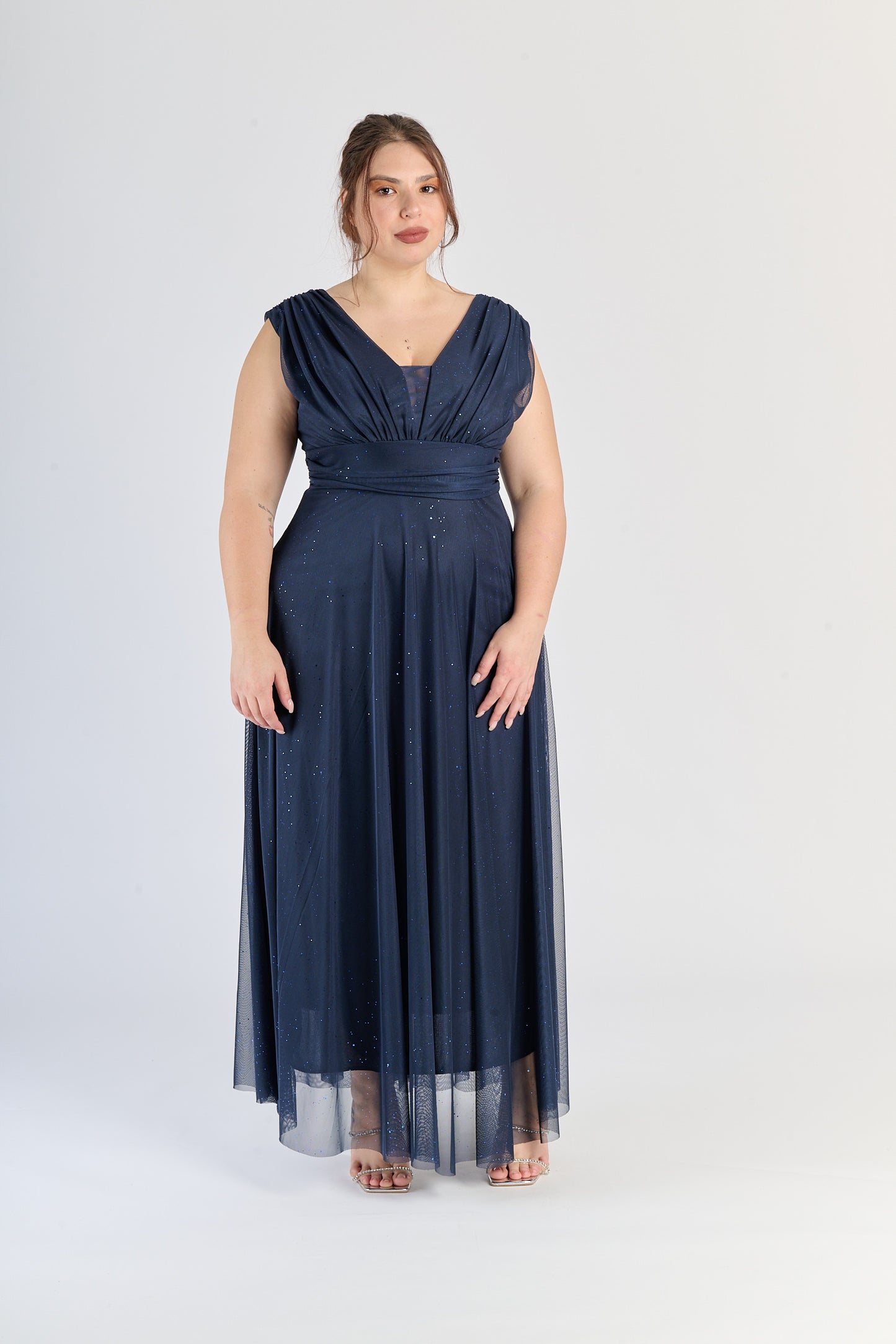 Abito navy da matrimonio, taglio empire e maniche spuntate, stile sobrio e chic