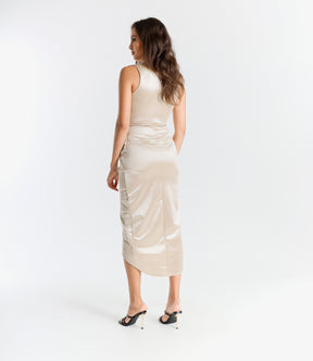 Abito formale beige in raso, ideale per cerimonie e eventi
