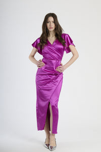 Donna con abito ciliegio in raso, dolcezza romantica ed eleganza soffusa.