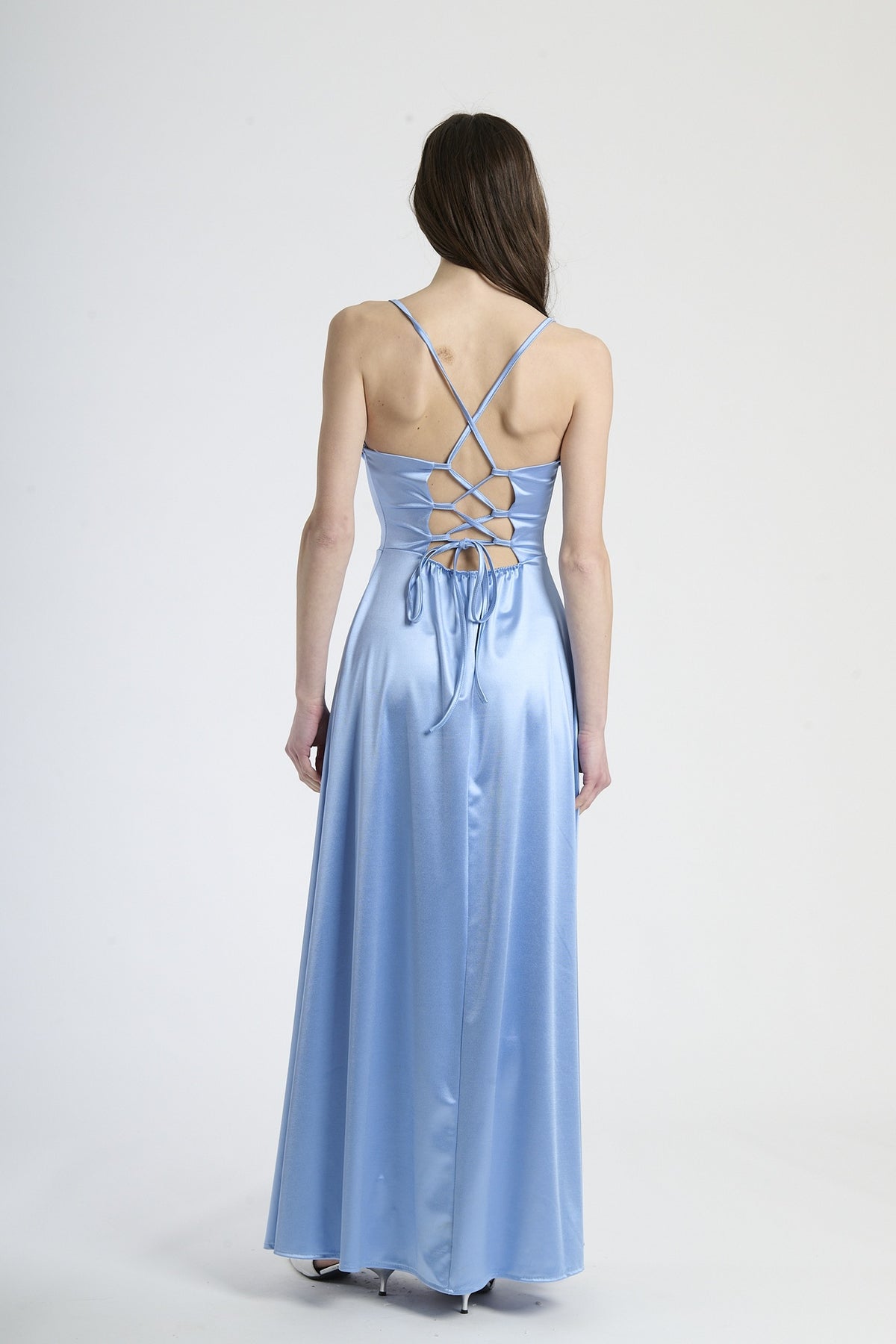 Vestito formale azzurro, taglio maxi con dettagli drappati e apertura sul fianco, ideale per eventi serali.