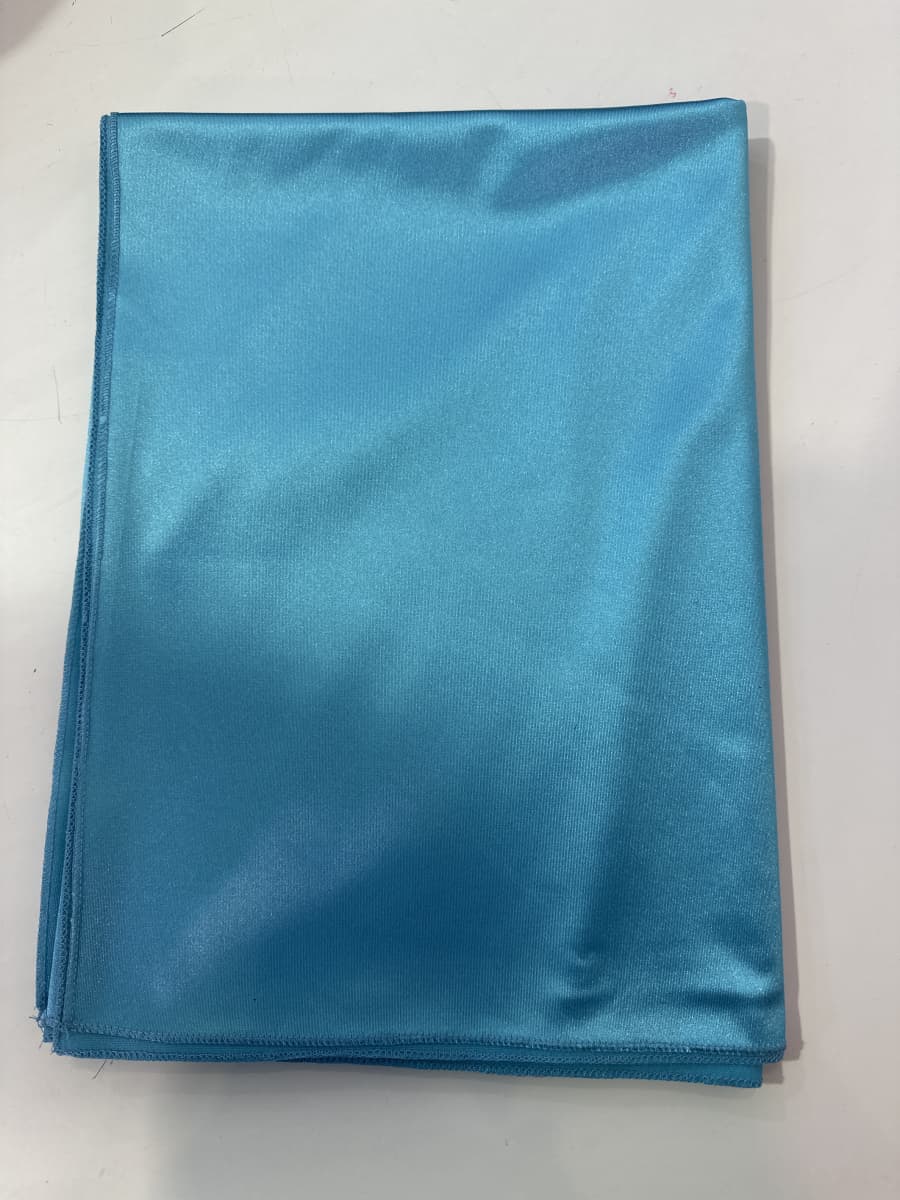 Titolo: Sciarpa "Lunara" – Eleganza satinata in tinta unita (solo lo scialle, non incluso l'abito)