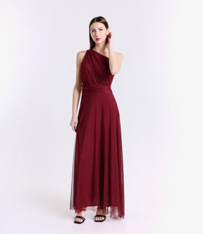 Abito lungo monospalla in tulle vino, drappeggi fluidi al busto