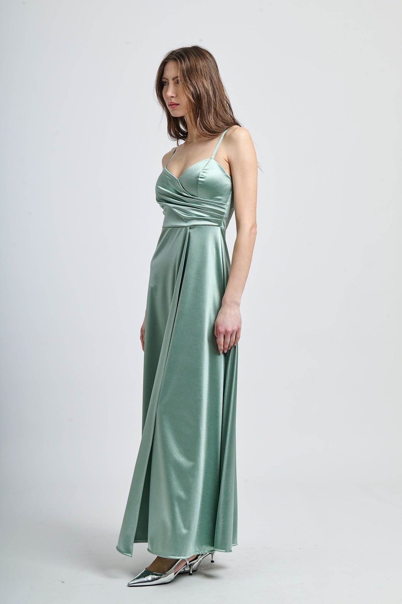 Vestito formale salvia, design senza spalline con drappeggi laterali e apertura leggera