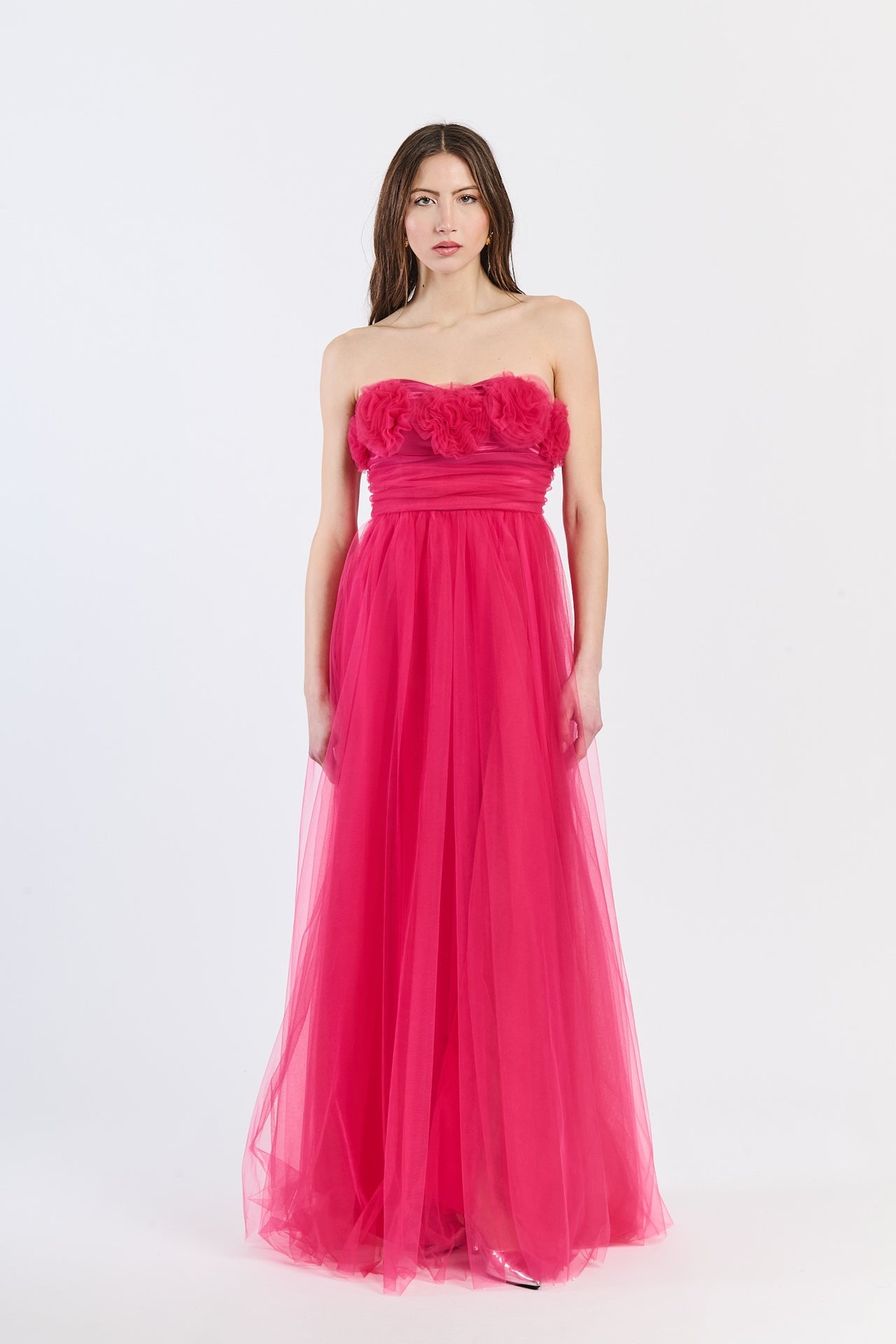 Abito da cerimonia fuxia in tulle opulento, scollo a barca e gonna fluida, ideale per occasioni passionali e speciali