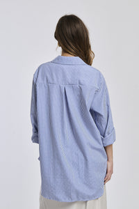 Camicia a righe blu - bianca, colletto classico, maniche 3/4 arrotolate, stile casual 