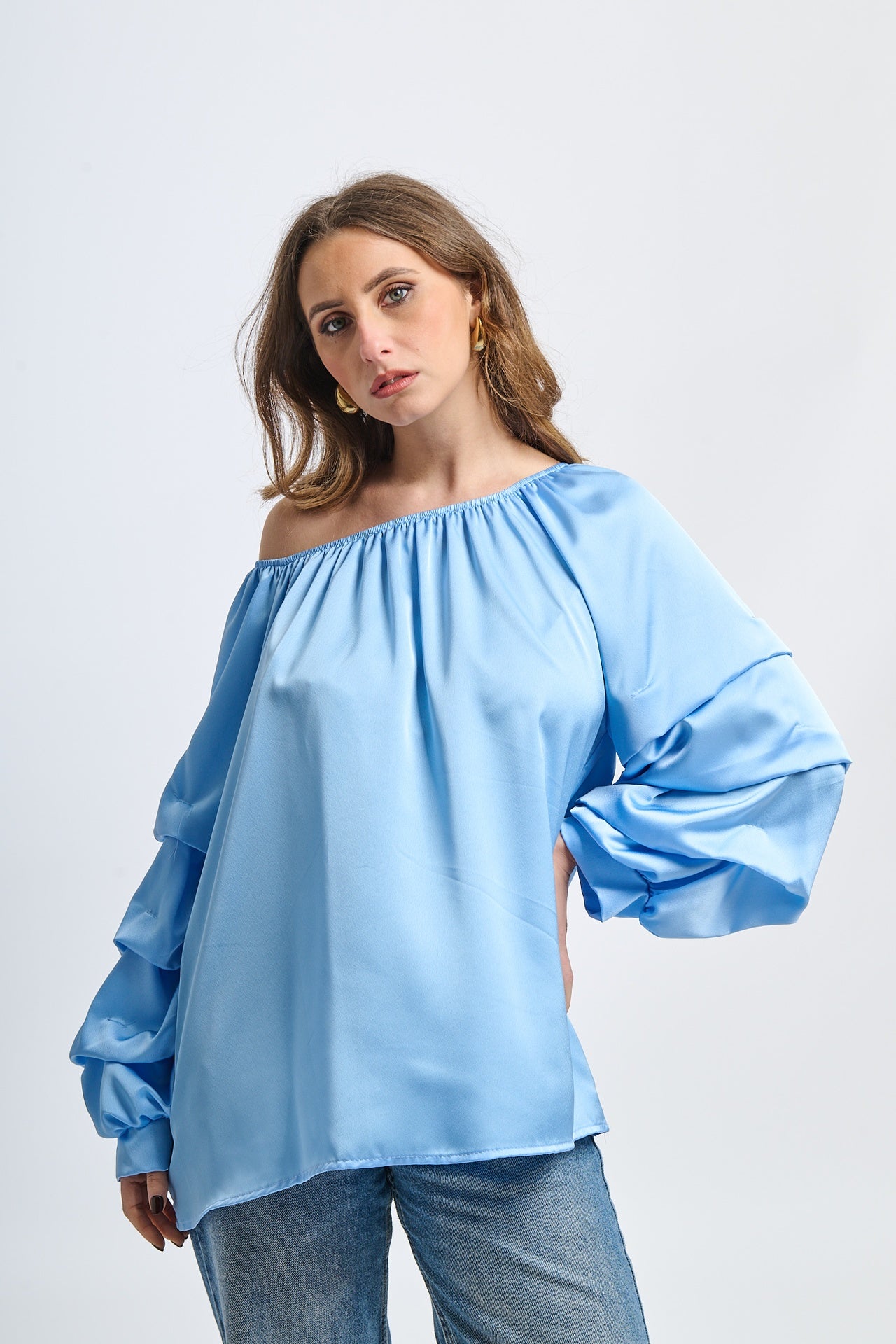 Top azzurro con scollo a barca, maniche a balze, design fluido, per serate estive