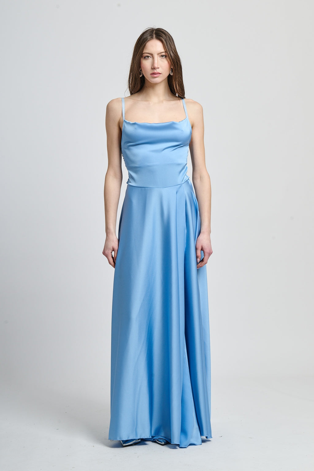 Abito da cerimonia azzurro con design spalline sottili e gonna drammatica