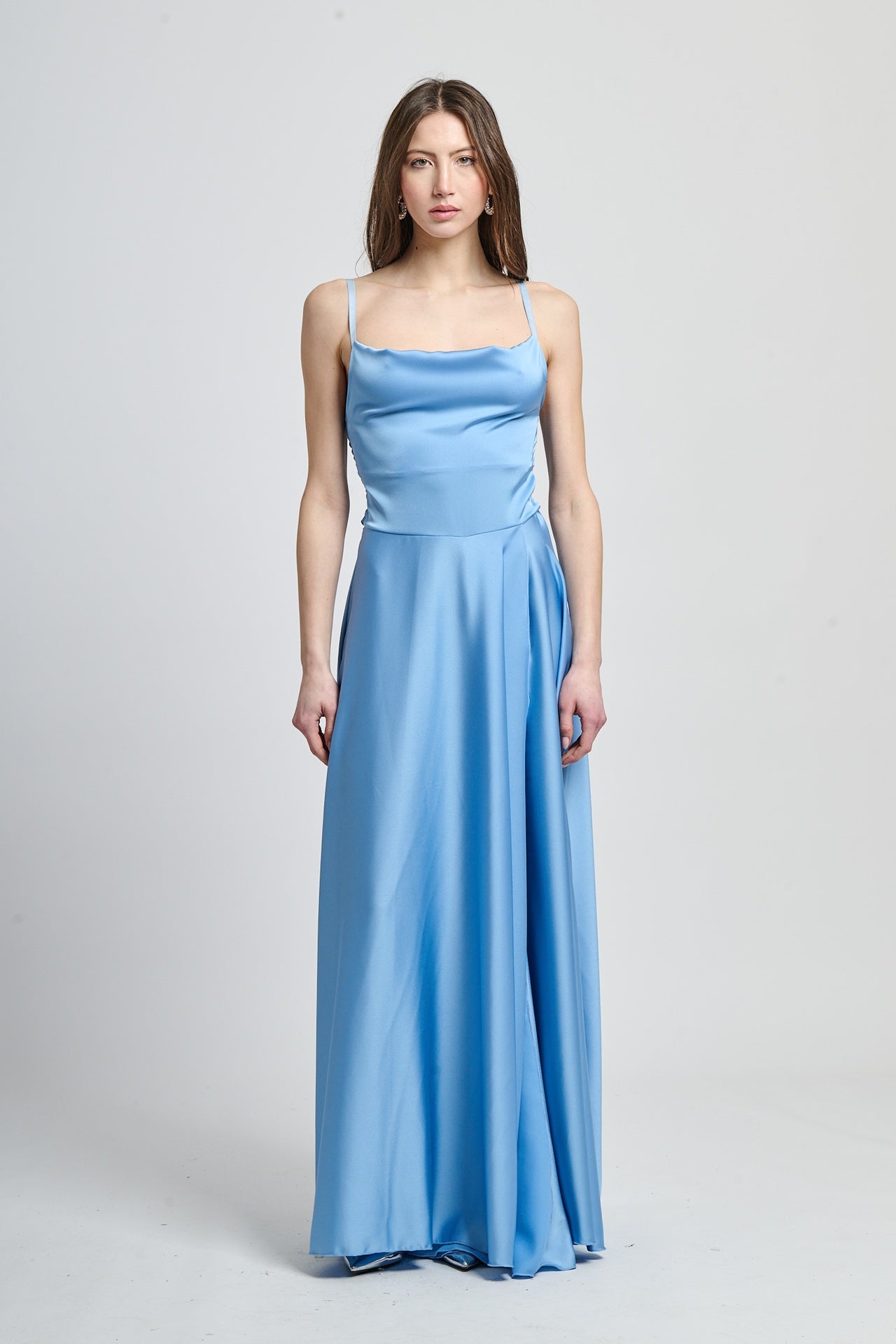 Abito da cerimonia azzurro con design spalline sottili e gonna drammatica